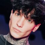 Influencer ‘Cry’ se molesta por pregunta sobre Yeri Mua e insulta a reportera